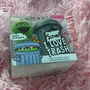 NIB Wet n Wild Sesame Street I Love Trash Makeup Green Sponge Set